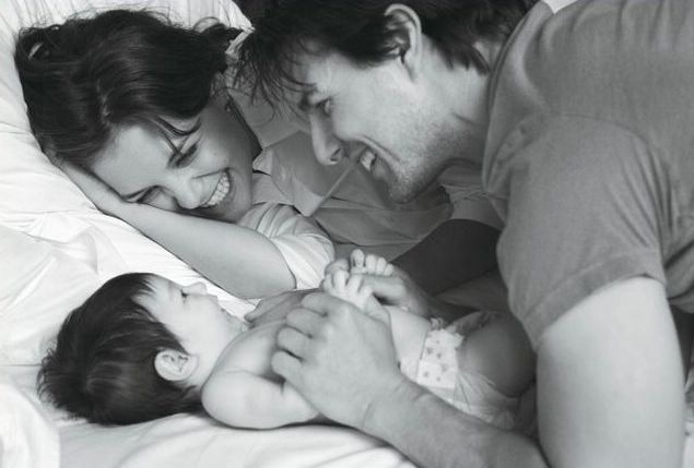 В качестве бонуса – экс-супруги Кэти Холмс и Том Круз решили подарить знаменитому журналу Vanity Fair фотографии своей очаровательной дочери Сури. В октябре 2006 года звездные родители и их дочь снялись в эксклюзивной фотосессии для глянца абсолютно беспл