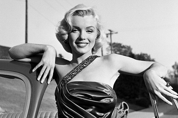 Мэрилин Монро на съемках фильма "Как выйти замуж за миллионера" (1953)