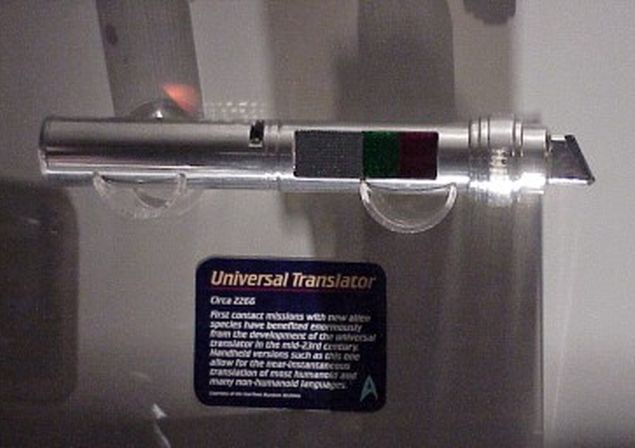 Универсальный переводчик из оригинального сериала Star Trek ("Звездный путь") стал бы настоящей находкой для всех любителей путешествовать. Это устройство было способно перевести любую фразу на понятный вам язык (в сериале — на английский). Даже, если ее 