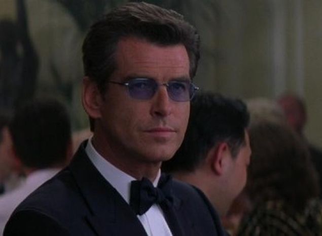 Разумеется, мы просто не могли обойтись без шпионских штучек британского агента 007 — Джеймса Бонда! Среди его многочисленных гаджетов нас больше всего привлекли рентгеновские очки Пирса Броснана из фильма "И целого мира мало". Еще одна заветная вещь, о к