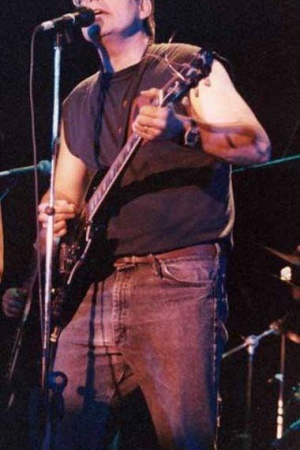 Кинг, который, как известно, поклонник рок-музыки, долгое время играл на ритм-гитаре в рок-группе "Рок-Боттом-Римейндерс", состоящей из одних писателей. Причем группа не просто собиралась в гараже одного из ее членов, но выступала с концертами, имела свои Кинг, который, как известно, поклонник рок-музыки, долгое время играл на ритм-гитаре в рок-группе "Рок-Боттом-Римейндерс", состоящей из одних писателей. Причем группа не просто собиралась в гараже одного из ее членов, но выступала с концертами, имела свои