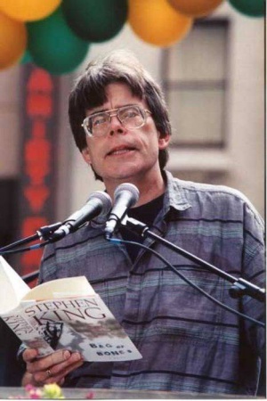 Во многих произведениях Кинга встречаются "подмигивания" Постоянному читателю — человеку, без всякого сомнения, существующему в действительности, для которого Стивен Кинг писал и пишет до сих пор. Герои одного произведения, вскользь упоминающиеся в другом Во многих произведениях Кинга встречаются "подмигивания" Постоянному читателю — человеку, без всякого сомнения, существующему в действительности, для которого Стивен Кинг писал и пишет до сих пор. Герои одного произведения, вскользь упоминающиеся в другом