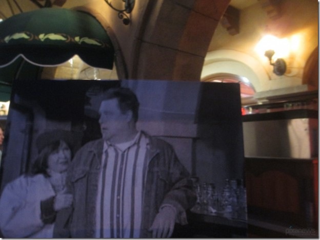 Сериал "Розанна" (Roseanne: Disney World War II (1996) Сериал "Розанна" (Roseanne: Disney World War II (1996)
