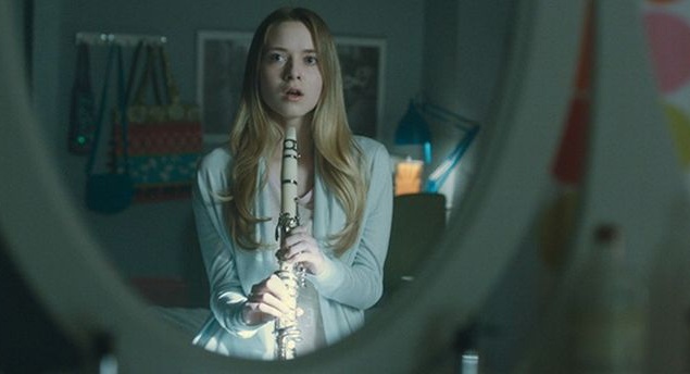 Фильм "Лимб". На первый взгляд Лиза с ее младшим братом и родителями — совершенно обыкновенная семья, ведущая спокойный и размеренный образ жизни. Но никто кроме девочки не подозревает, что они проживают один и тот же день уже не в первый раз…