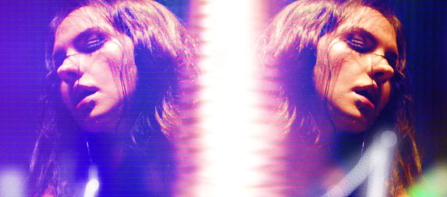 Триллер "Плюс один" ("+1"). Трое друзей из колледжа отправляются на главную вечеринку десятилетия. Каждый ищет там что-то для себя: любовь, секс или новые знакомства. Но праздник превращается в хаос, когда по соседству с домом, где все веселятся, падает м