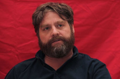 Зак Галифианакис страдает акрофобией: он боится смотреть вниз даже с 3-го этажа дома