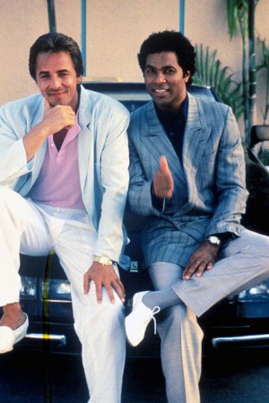 Мужчины-метросексуалы в сериале "Полиция Майами: Отдел нравов". Полицейский — это грозного вида малый с серьезным выражением лица в строгом форменном костюме. Так люди считали до тех пор, пока в 1984 году на экраны не вышел первый сезон сериала "Полиция М