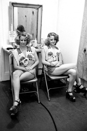 Таксист (1978) Джоди (справа) и Конни Фостер (сестра и дублёр актрисы) Таксист (1978) Джоди (справа) и Конни Фостер (сестра и дублёр актрисы)