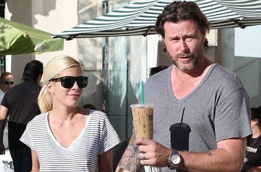 Тори со своим мужем Дином, по ее словам, находятся в финансовой яме