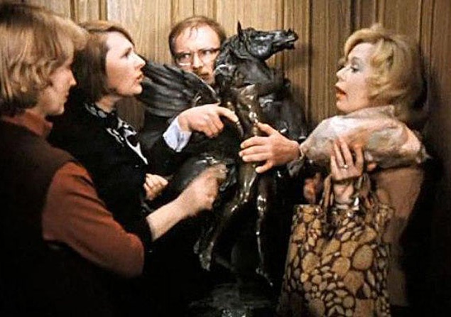 Еще один интересный момент: бронзовый конь, которого переносит Новосельцев, ранее был задействован в фильме Леонида Гайдая "Бриллиантовая рука", он же показан в одной из серий телефильма "Семнадцать мгновений весны", в фильмах “Формула любви” и “Старый Но