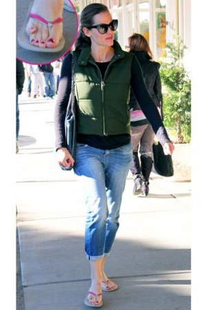 Дженнифер Гарнер и её палец на правой ноге Дженнифер Гарнер и её палец на правой ноге