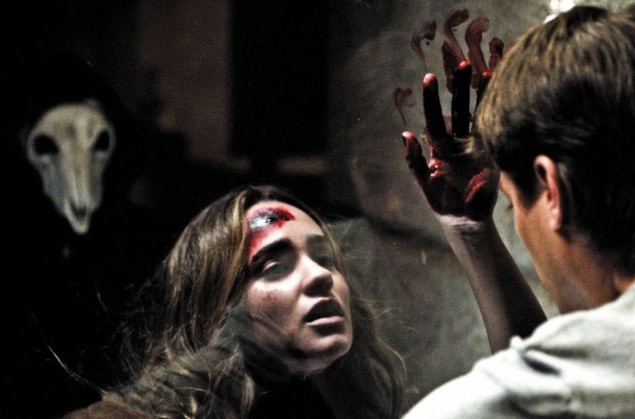 Фильм ужасов "Вечеринка". Телезвезда и кумир молодежи Карлос после шумной вечеринки оказывается вместе с тремя подругами в заброшенном доме. Они не знают, что произошло, но вскоре понимают, что они не одни, и возможно им никогда не выбраться отсюда.