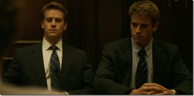 В хите "Социальная сеть", было не совсем комбинирование. Просто голову Эрми Хаммера (Armie Hammer) прикрепляли в студии при помощи компьютерной графики актеру, игравшего второго близнеца. В хите "Социальная сеть", было не совсем комбинирование. Просто голову Эрми Хаммера (Armie Hammer) прикрепляли в студии при помощи компьютерной графики актеру, игравшего второго близнеца.