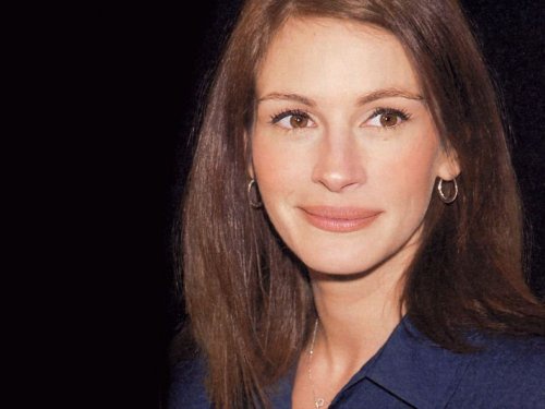 У Джулии Робертс есть опыт работы продавцом мороженого и спортивной обуви.