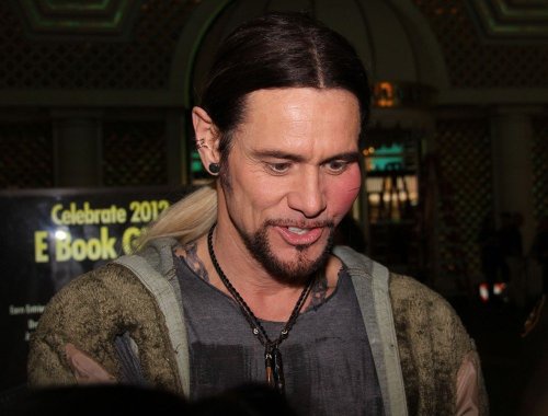 Джим Керри до начала актёрской карьеры работал уборщиком на заводе по производству шин, а также подрабатывал охранником.