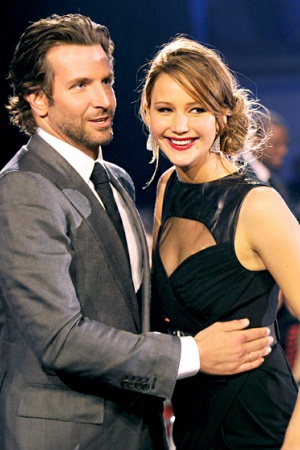 Брэдли Купер и Дженнифер Лоуренс играли влюбленных в картине "Мой парень – псих", однако в жизни между ними существует лишь дружба. “Я до смерти люблю ее. Она потрясающая, но нет”, – сказал Брэдли, отвечая на вопрос о романе с Дженнифер