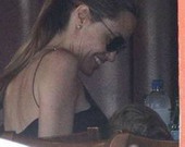 Счастливая мама Анджелина Джоли
