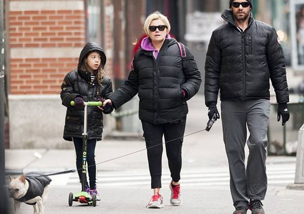 Вся компания, без исключения, были одеты в черные дутые куртки.