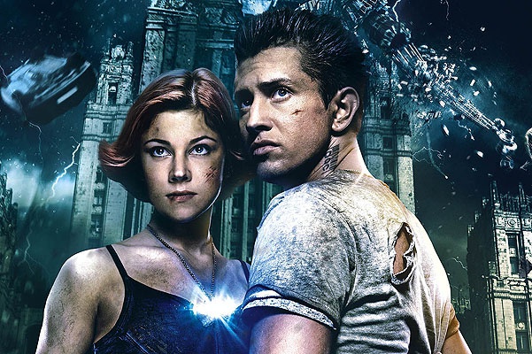 Фильм "Темный Мир: Равновесие". Еще вчера – обычная студентка, Даша в одночасье становится Посвященной, а ее любимый кулон оказывается могущественным магическим артефактом. Вместе с другими Посвященными, Даша вступает в борьбу с Тенями из Темного мира, бе