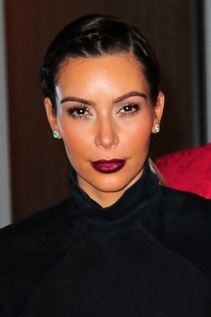 Макияж Ким Кардашьян подойдет тем, кто предпочитает делать акцент на губы. Кстати, в новогоднюю ночь лучше поэкспериментировать и использовать не классический алый оттенок, а темный – бордовый или коричневый. Смелым натурам можно взять на вооружение и бол