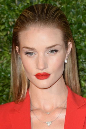 Если темная помада вам не по душе, а красную вы считаете слишком простой, сделайте выбор в пользу оранжевой! Кстати, этот тон будет на пике популярности весной и летом 2014 года. Но многие звезды, среди которых и Рози Хантингтон-Уайтли (Rosie Huntington-W