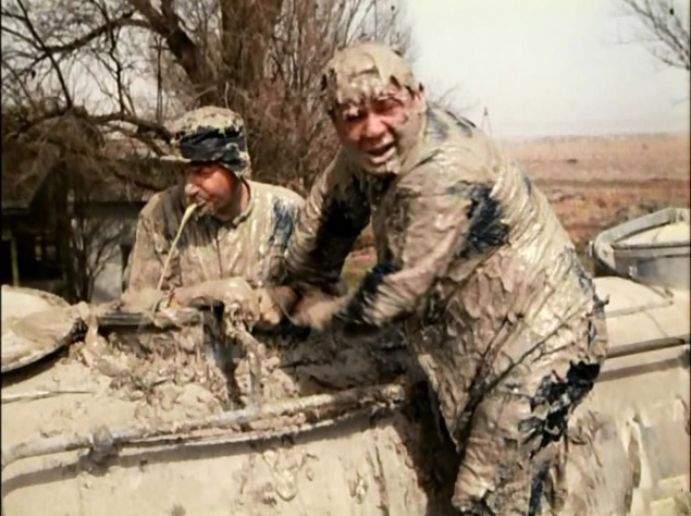 Для съёмок в машине с цементом долго не могли подобрать подходящий раствор. Раднэр Муратов так рассказывал о съёмках этого эпизода: "Наступил день, когда нас стали туда опускать. Подкатила цистерна с обыкновенной хлебной закваской, подкрашенной зелёной лу