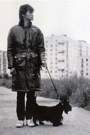 Виктор Цой на прогулке