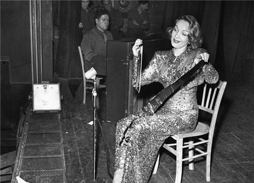 Марлен Дитрих играет на музыкальной пиле