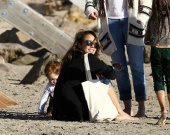 Джессика Альба провела день с семьей на пляже