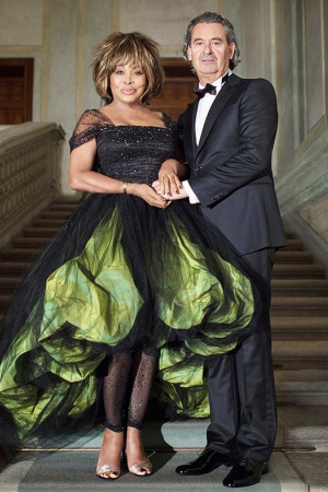 Самой долгожданной свадьбой порадовала нас Тина Тёрнер. После 25 лет отношений звезда американской эстрады Тина Тернер вышла замуж за продюсера Эрвина Баха. Церемонию бракосочетания прошла в буддистском стиле: с особыми обрядами и белоснежным дресс-кодом.