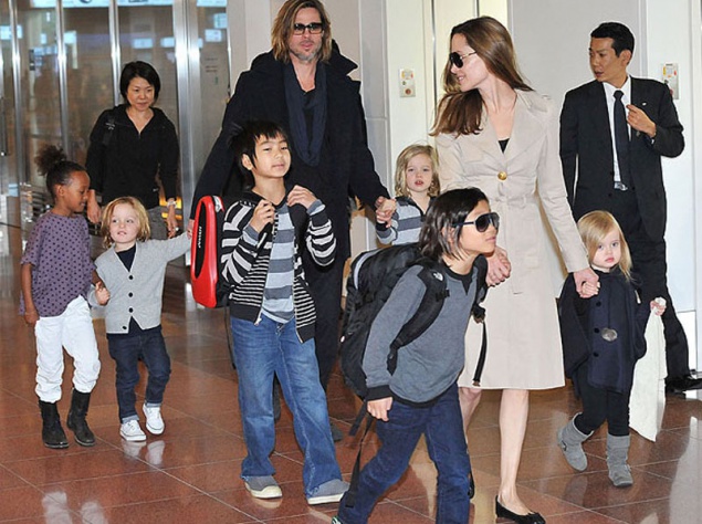Семья Джоли и Питта с примеными и родными детьми