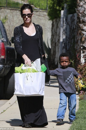 Сандра Баллок со своим усновленным ребенком