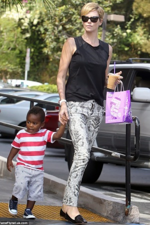 Шарлиз Терон со своим ребенком