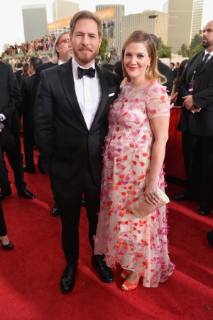 Милая актриса Дрю Бэрримор выбрала для церемонии платье широкого кроя с цветами от Monique Lhuillier. Дрю появилась на мероприятии вместе с супругом Уиллом Копелманом. Пара уже воспитывает полуторагодовалую дочку Олив и вскоре ожидает появления на свет ещ Милая актриса Дрю Бэрримор выбрала для церемонии платье широкого кроя с цветами от Monique Lhuillier. Дрю появилась на мероприятии вместе с супругом Уиллом Копелманом. Пара уже воспитывает полуторагодовалую дочку Олив и вскоре ожидает появления на свет ещ