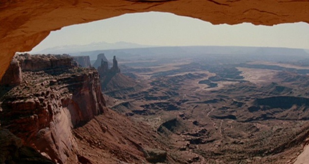 Барака. Фильм, создававшийся в течение 14 месяцев в 24 странах мира. В картине отсутствуют диалоги, закадровый голос, привычный сюжет. Последовательность кадров в сочетании с специально написанной для фильма музыкой погружают зрителя и создают непрерывную