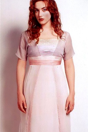 Платье Роуз в финальной сцене одинаково хорошо выглядит и сухим, и мокрым. До того, как остановиться на этом варианте, дизайнер костюмов Дебора Линн Скотт сделала 24 похожих экземпляра платья