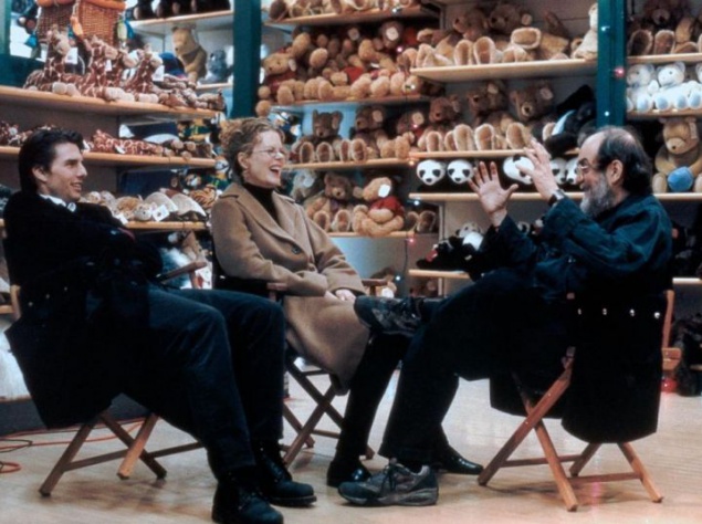 С широко закрытыми глазами С широко закрытыми глазами