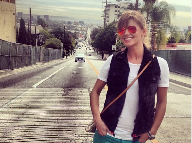 "Пятичасовой пешеходный бодряк! Как только за таможенный порог, накрывает непреодолимое желание всё время гулять! #ЛА конечно для этого очень подходящее место!)" - подписала следующий снимок актриса. Но, оказывается, поездка Насти Задорожной в США носит н