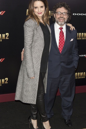 Тина Фей (164 см) и Джефф Ричмонд (152 см). В отличие от нашей предыдущей героини, актрису Тину Фей назвать высокой нельзя никак – природа одарила ее "ростом Венеры". Тем не менее, звезда умудрилась найти себе кавалера совсем уж крошечного роста. Пара вме