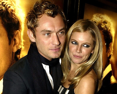 Вот кто точно заработал рейтинги на своей второй половинке, так это Сиенна Миллер. Малоизвестная актриса стала звездой после романа с Джудом Лоу, а точнее, когда стало известно, что он ей изменил с няней.