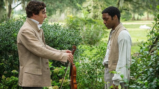 "12 лет рабства" 2013 года – фильм, который успел получить "Золотой глобус" и номинирован на "Оскар".  Фильм о свободном и образованном негре, которого похищают и продают в рабство. Камбербэтч как раз играет владельца плантации, который покупает главного 