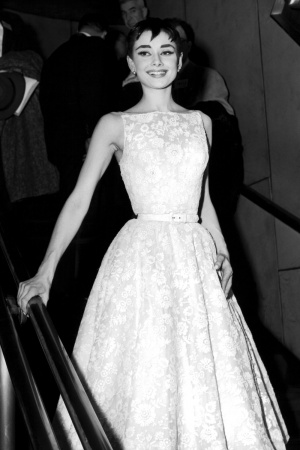 Одри Хепберн в платье от Hubert de Givenchy, 1954 Одри Хепберн в платье от Hubert de Givenchy, 1954