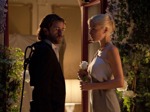 Романтическая комедия "Принцесса и нищий". Избалованная принцесса из маленького европейского княжества, чтобы не вступать в брак по расчету с бельгийским герцогом, решает сообщить всем, что уже помолвлена. Так случается, что ее избранником становится безр