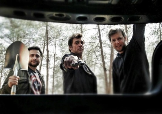 Триллер с элементами комедии "Очень плохие парни". Серия жестоких убийств связала в один узел судьбы трех людей: отца жертвы, полицейского и главного подозреваемого. Отец жаждет мести. Полицейский действует за рамками закона. А главный подозреваемый отпущ