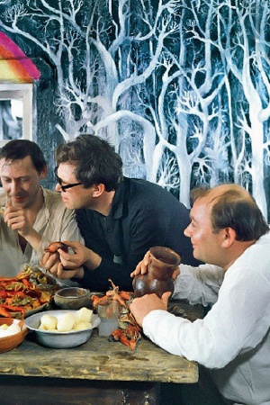 "Гори гори моя звезда". О. Ефремов тренируется чистить креветок.