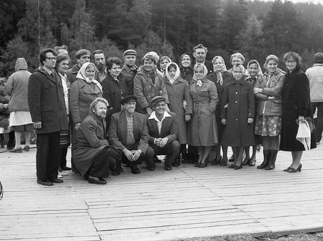 Исполнители главных ролей "Любовь и голуби" и местные жители.