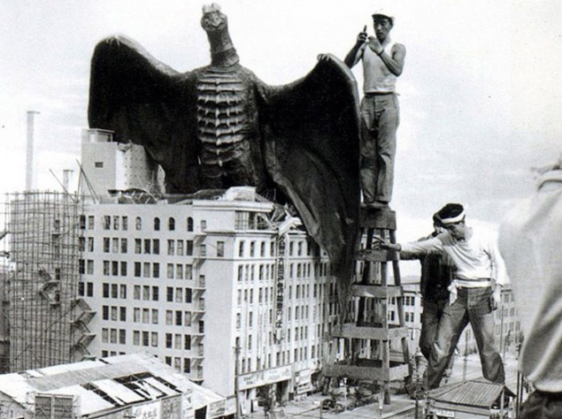 10. Фото со съемочной площадки "Годзиллы" 1956 года. Как ни странно, показ оригинальной версии "Годзиллы" на японском языке и с английскими субтитрами официально состоялся в США только спустя полвека — в 2004 году. В том же 2004-ом Годзилла получил свою з 10. Фото со съемочной площадки "Годзиллы" 1956 года. Как ни странно, показ оригинальной версии "Годзиллы" на японском языке и с английскими субтитрами официально состоялся в США только спустя полвека — в 2004 году. В том же 2004-ом Годзилла получил свою з