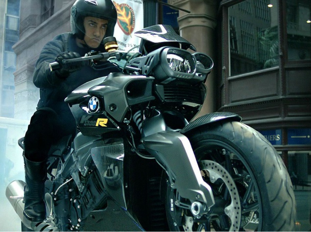 Индийский боевик "Байкеры-3" в 3D. Действие разворачиваются в Чикаго в 1990 году, когда Сахир был ребенком и рос в цирке своего отца. Но компания увязла в долгах, и банкиры были непреклонны и отец от отчаяния застрелился. С тех пор Сахир мечтает отомстить