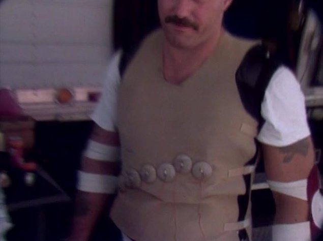 Большую работу также проделали художники, придавшие киношному Детройту вид города будущего. В основном футуристичную архитектуру создавали с помощью специальных слоев-масок. Почти как в Photoshop, только вручную. Например, в качестве основы для 80-этажног