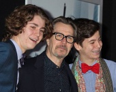 Гари Олдман с сыновьями пришел на премьеру фильма "РобоКоп"